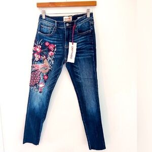 🆕 NWT Driftwood floral jean in red embroider.  Size W26/ L28